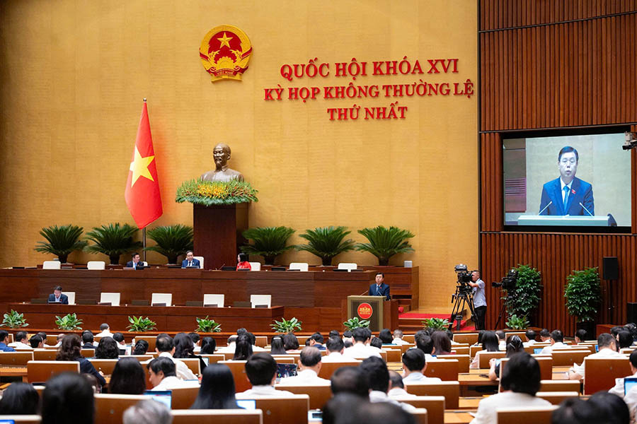 The draft Law amending and supplementing a number of articles of the Law on Vietnamese Workers going to work abroad under contract is being submitted to the National Assembly for comments. Photo: Media. quochoi. vn