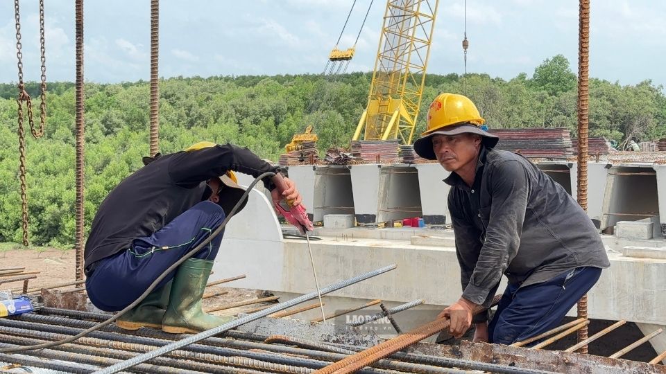 Nhiều dự án giao thông trọng điểm tại Vĩnh Long đang được đẩy nhanh tiến độ thi công. Ảnh: Hoàng Lộc