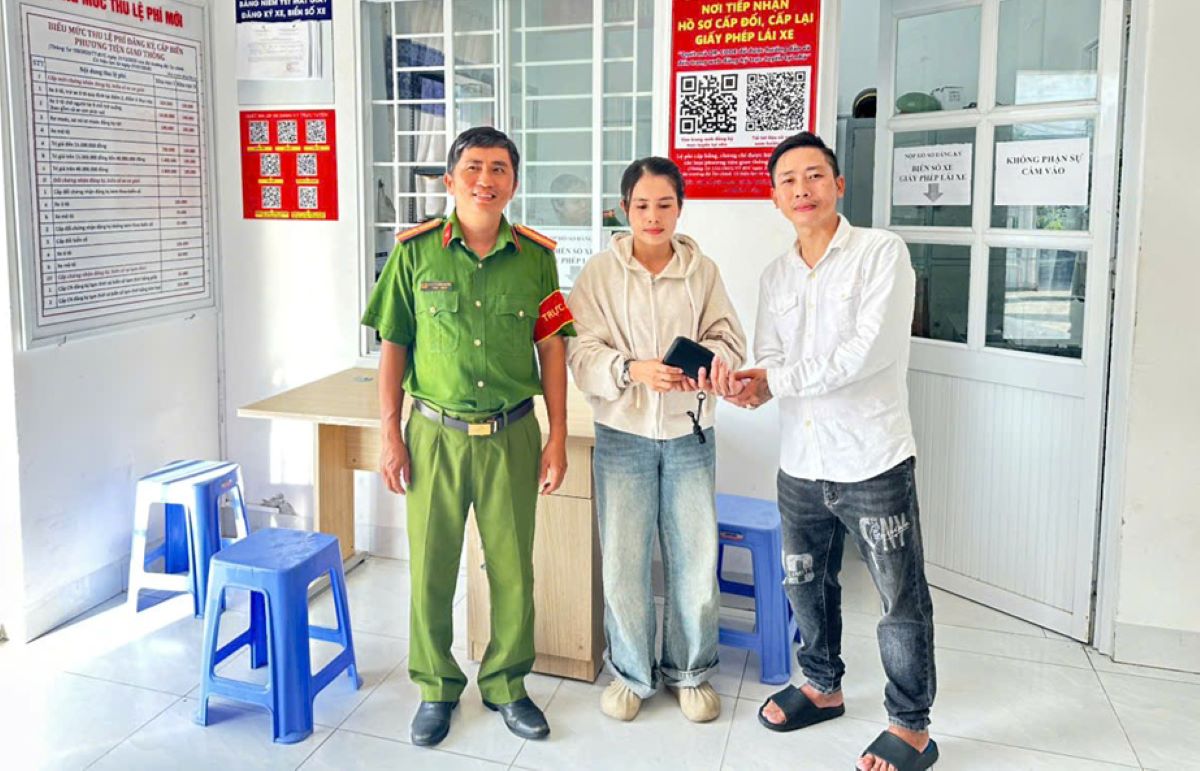 The person who picked up the wallet returns the property to the person who dropped it. Photo: Police provided