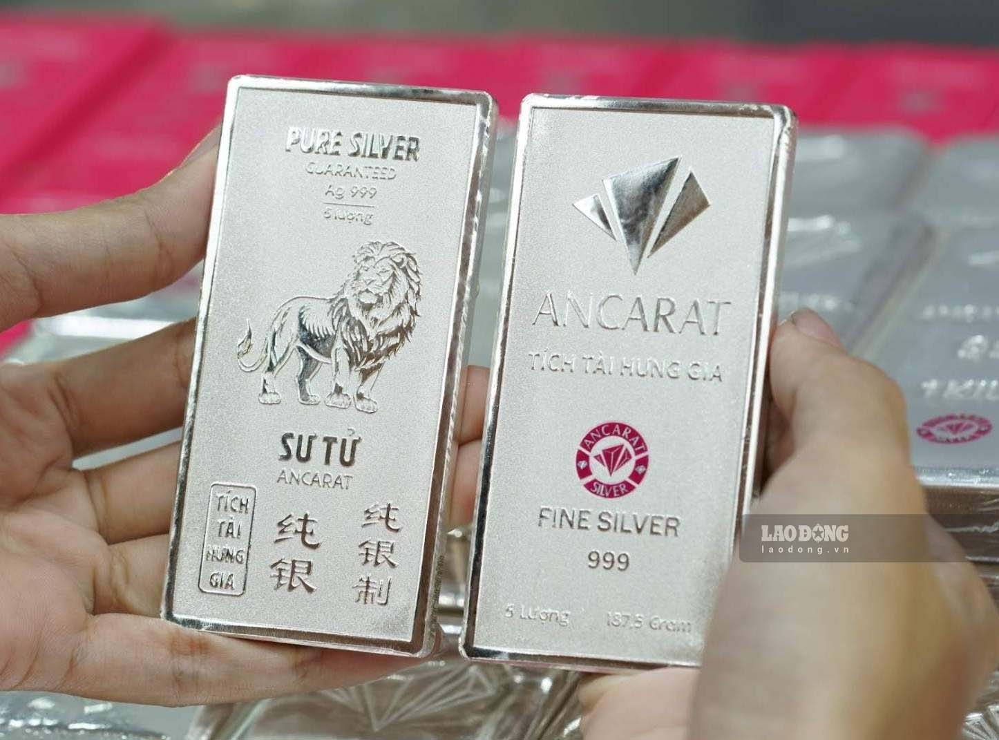 Silver prices increased sharply, surpassing gold thanks to oil prices and US bond yields both cooling down. Photo: Phan Anh