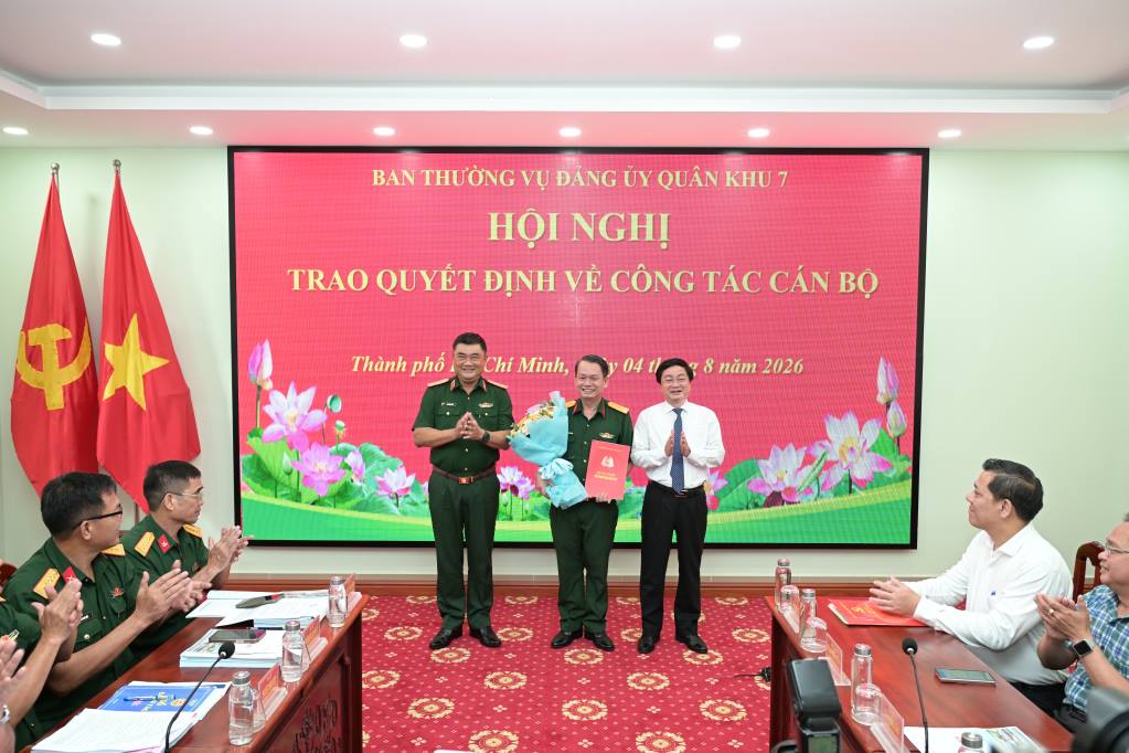 Ban Thường vụ Đảng ủy Quân khu 7 trao quyết định của Bộ Quốc phòng về việc bổ nhiệm Đại tá Nguyễn Thành Tâm - Chỉ huy trưởng Bộ Chỉ huy Quân sự tỉnh Tây Ninh giữ chức Phó Tư lệnh Bộ Tư lệnh TPHCM. Ảnh: quansu.tayninh.gov.vn