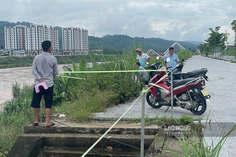 Người dân được khuyến cáo không đến gần bờ sông, bến bãi trong thời điểm mực nước sông Hồng tiếp tục lên cao. Ảnh: Đinh Đại.