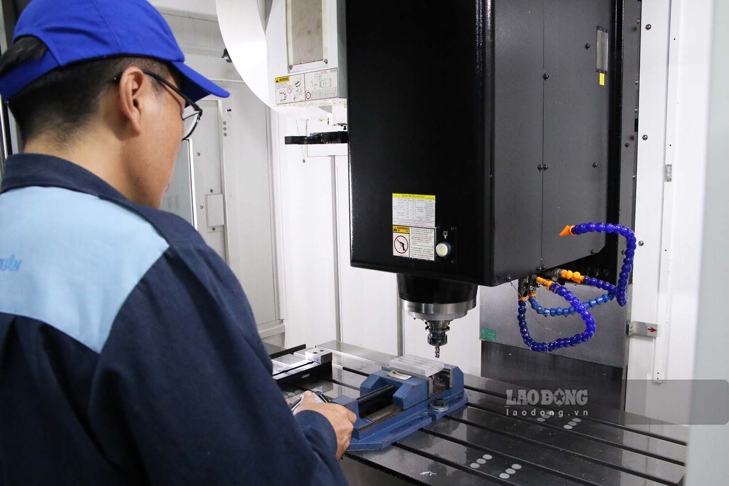 Theo Đại tá Nguyễn Hồng Lợi - Trưởng ban Công đoàn Quốc phòng, hội thi năm nay có nhiều điểm đổi mới, nổi bật là bổ sung hai nội dung thi Tiện CNC, Phay CNC và chuyển hình thức kiểm tra lý thuyết sang thi trắc nghiệm với hệ thống câu hỏi được tinh gọn. Ảnh: Nguyễn Tùng.