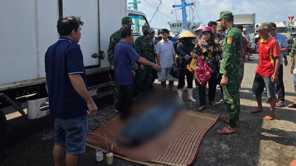 Functional forces in Phu Quoc carry out legal procedures and hand over the body to the victim's family. Photo: An Thoi Port Border Guard