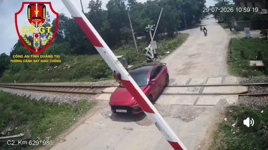 The driver was fined after driving a car with license plate 75A-348. xx across the level crossing when the red light was turned on. Photo: Quang Tri Traffic Police Department