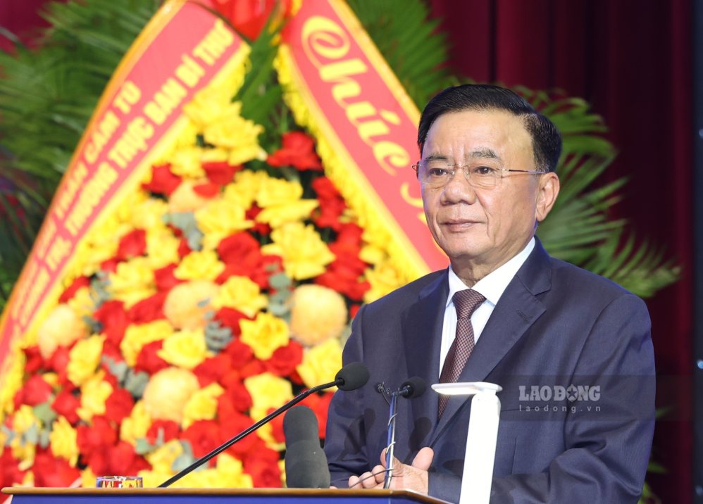 Politburo Member, Standing Secretary of the Secretariat Tran Cam Tu speaks at the plenary session on Party and People's Foreign Affairs on the morning of August 5. Photo: Hai Nguyen
