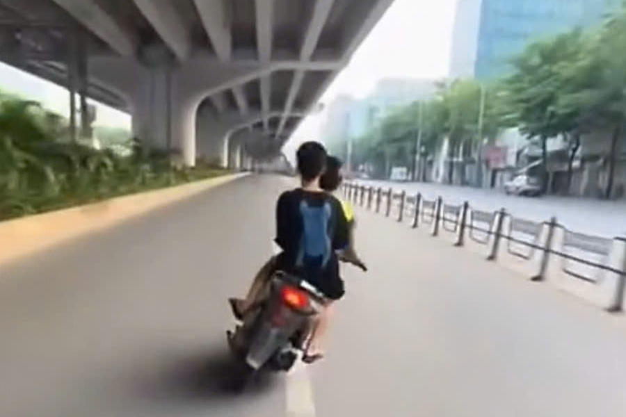 Hai thiếu niên điều khiển xe máy lạng lách, đánh võng trên đường Phạm Văn Đồng. Ảnh: Phòng CSGT Hà Nội