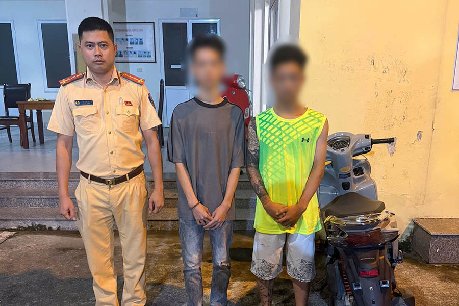 The two teenage boys were handed over to Nghia Do Ward Police (Hanoi) for investigation and handling according to the provisions of law. Photo: Hanoi Traffic Police Department