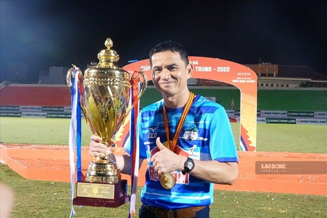 Kiatisak is a coach with great influence on Thai football. Photo: Nguyen Dang