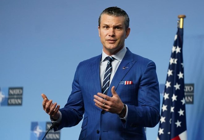 Le secrétaire américain à la guerre, Pete Hegseth, s'exprime lors d'une conférence de presse à Bruxelles, en Belgique, le 13 février 2025. Photo: Xinhua