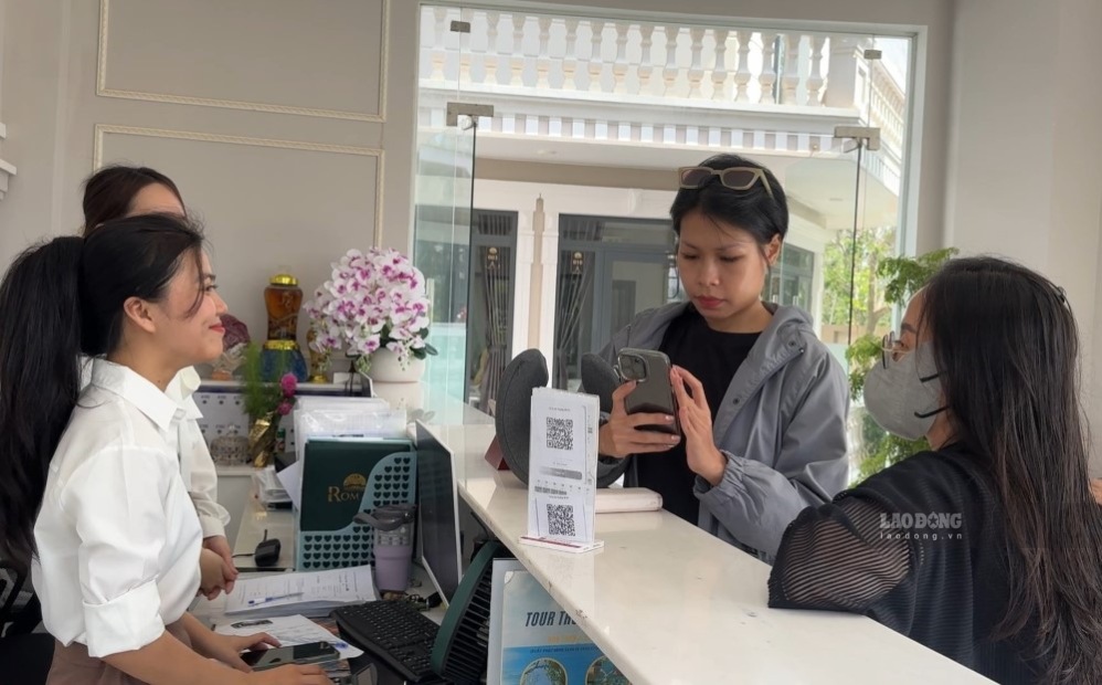 Reception staff at a resort on Phu Quy island, Lam Dong province declare accommodation for tourists using software. Photo: Duy Tuan
