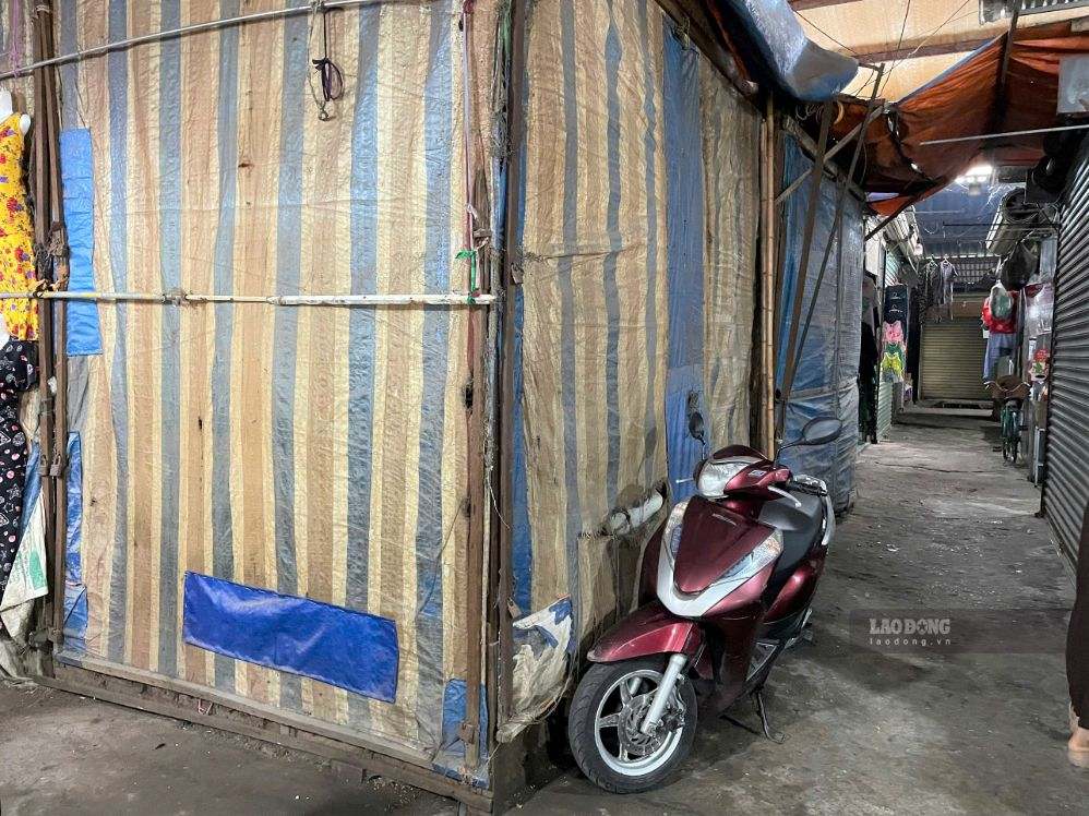 Nhiều ki ốt tại chợ Cửa Bắc đóng cửa, che bạt, không còn hoạt động kinh doanh trong thời điểm phóng viên ghi nhận. Ảnh: Phạm Chung