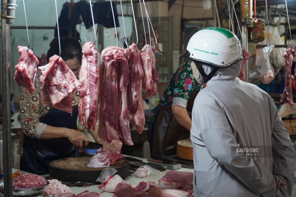 Les prix du porc dans de nombreux marchés et supermarchés de Hô Chi Minh-Ville ont baissé par rapport à il y a quelques mois, ce qui permet aux gens d'économiser de l'argent. Photo: Hạ Mây