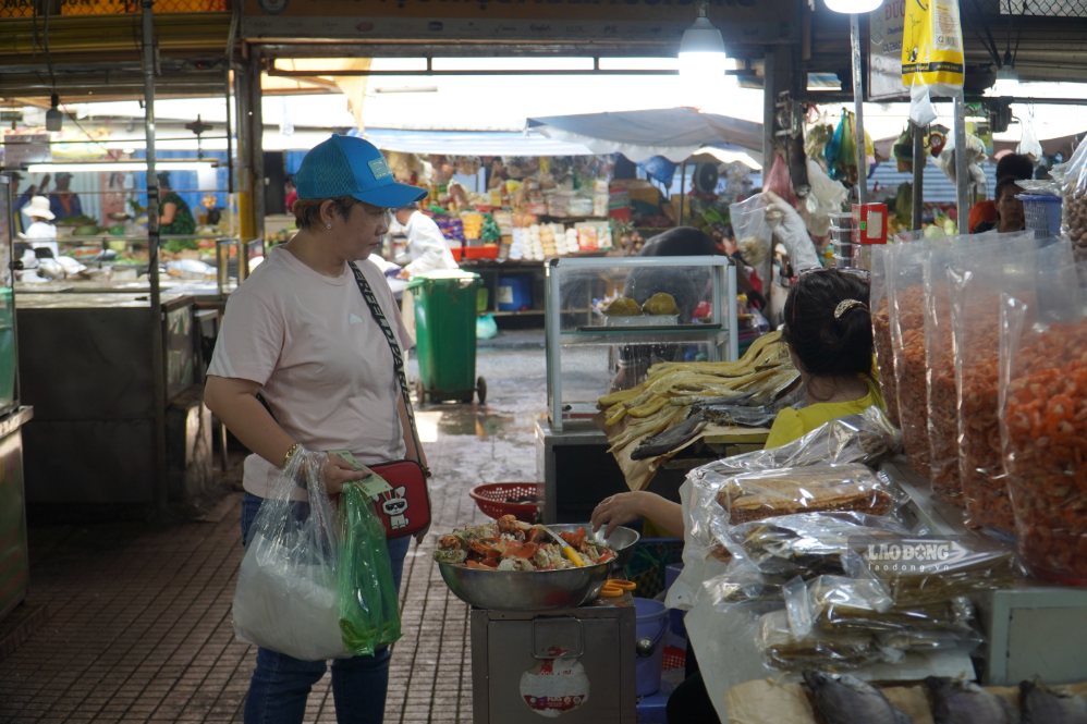 Nhiều mặt hàng thực phẩm thiết yếu được giảm giá, thu hút người dân mua sắm ở TPHCM. Ảnh: Hạ Mây