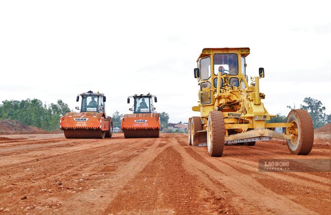 Thi công dự án cao tốc Quy Nhơn - Pleiku. Ảnh Thanh Tuấn