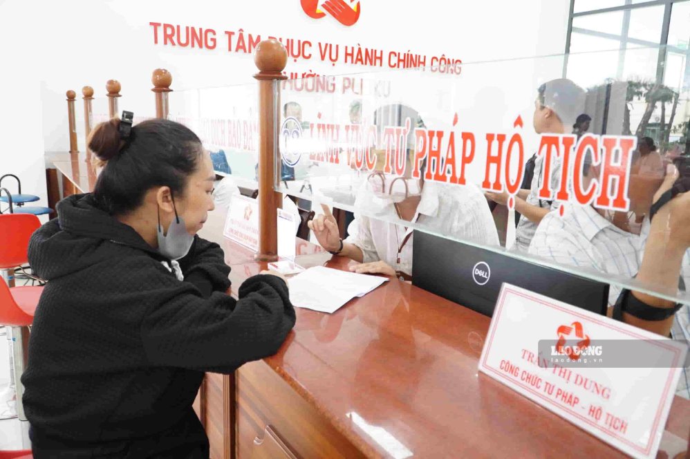Người dân đến làm thủ tục hành chính công về đất đai, hộ tịch, tư pháp. Ảnh Thanh Tuấn