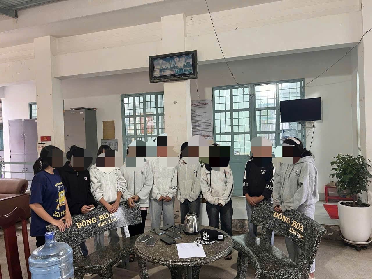 Students participating in the scuffle, using phones to film and post on social networks. Photo: Phuoc Hau Commune Police