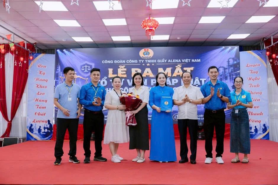 Alena Vietnam Shoe Co., Ltd. launches a legal advisory group model for workers. Photo: Thanh Hoa Trade Union