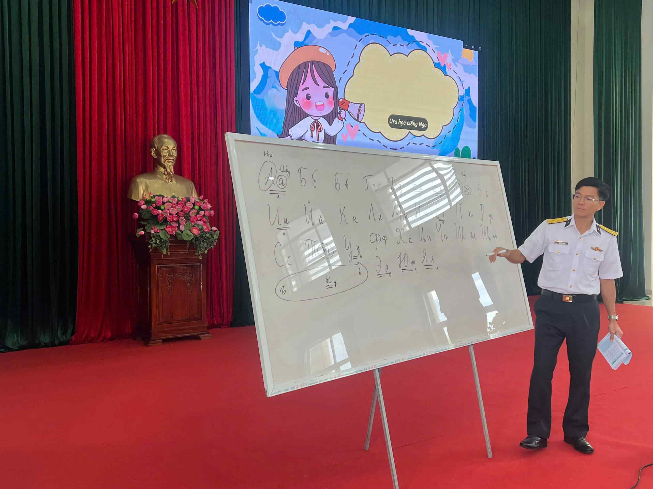 Senior Lieutenant Colonel Bui Duc Khanh - Deputy Brigade Commander, Chief of Staff of the Brigade shared his experience in learning Russian. Photo: Vietnam Navy