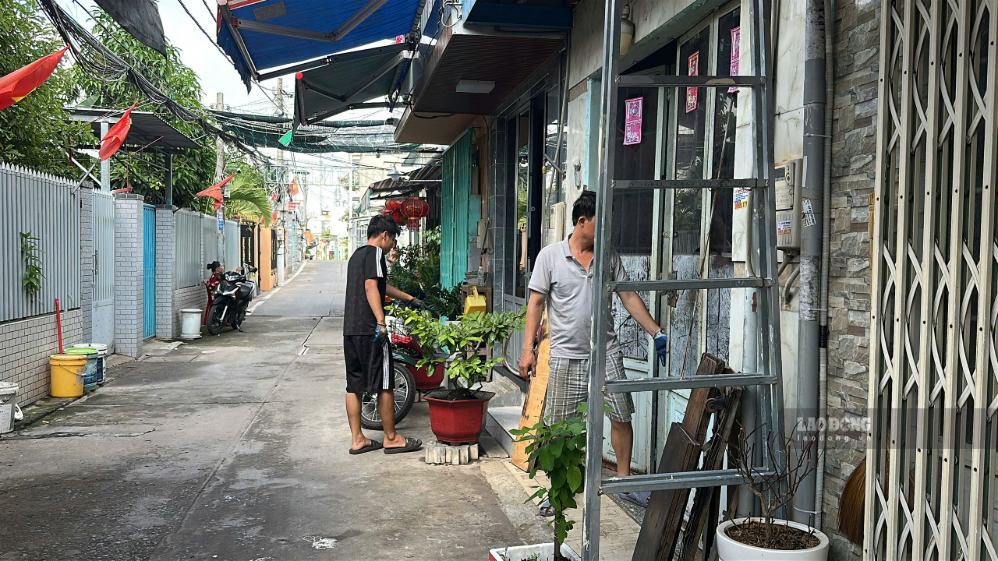 Thấy tổ bắt chó đi tuần tra, chủ vật nuôi vội lùa chó vào nhà. Ảnh: Minh Tâm