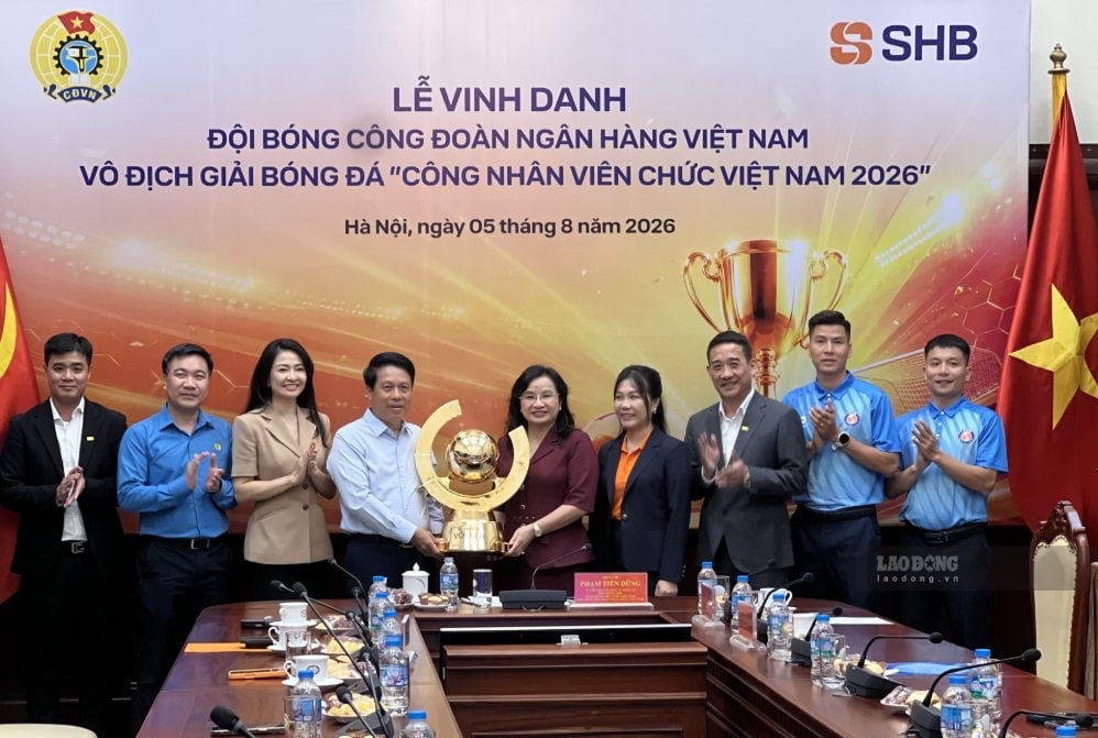 The honoring ceremony for the Vietnam Workers' and Civil Servants' Football Championship 2026 Team was held by the Vietnam Bank Union on the afternoon of August 5. Photo: Kieu Vu