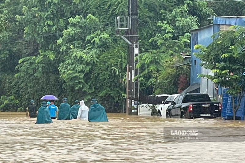 Mưa lớn gây ngập úng cục bộ tại nhiều tuyến đường trên địa bàn phường Lào Cai trong sáng 3.8. Ảnh: Duy Long