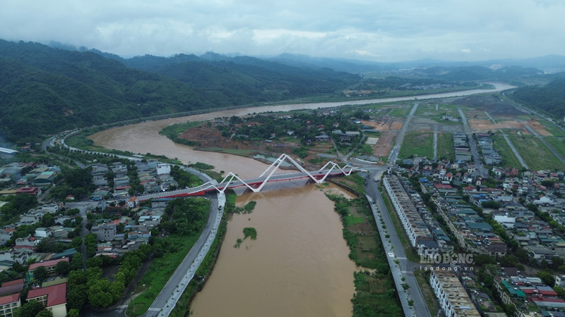 The Red River winding through Lao Cai seen from Phu Thinh bridge. Photo: Dinh Dai