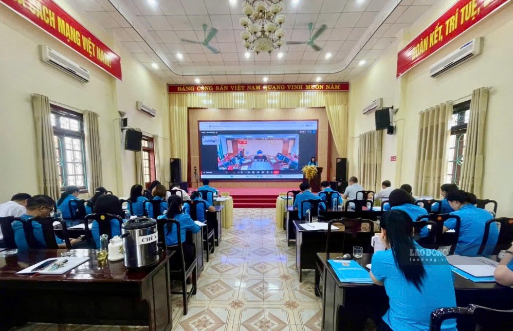 The Lao Cai Provincial Labor Federation Party Cell organizes regular meetings in the form of direct meetings combined with online meetings between two bridge points. Photo: Thu Phuong
