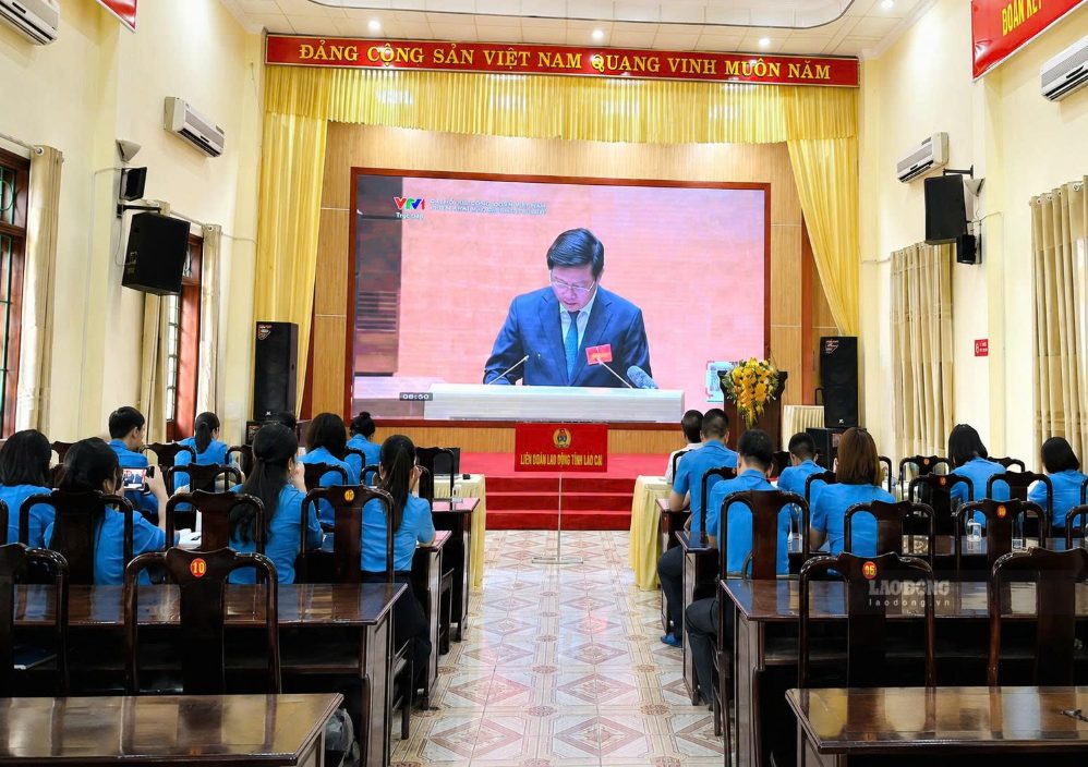 Đảng viên Chi bộ Liên đoàn Lao động tỉnh Lào Cai học tập, quán triệt nghị quyết của Đảng trên nền tảng trực tuyến
