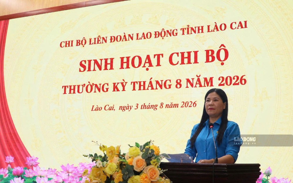 Bà Nguyễn Thị Bích Nhiệm, Bí thư Chi bộ LĐLĐ tỉnh Lào Cai, phát biểu tại buổi sinh hoạt chi bộ thường kỳ