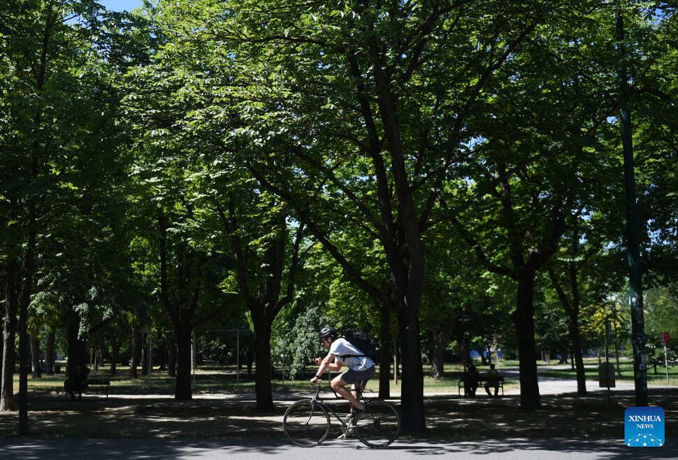 A man cycles in the shade amidst the heat in Vienna, Austria, June 25, 2026. Photo: Xinhua