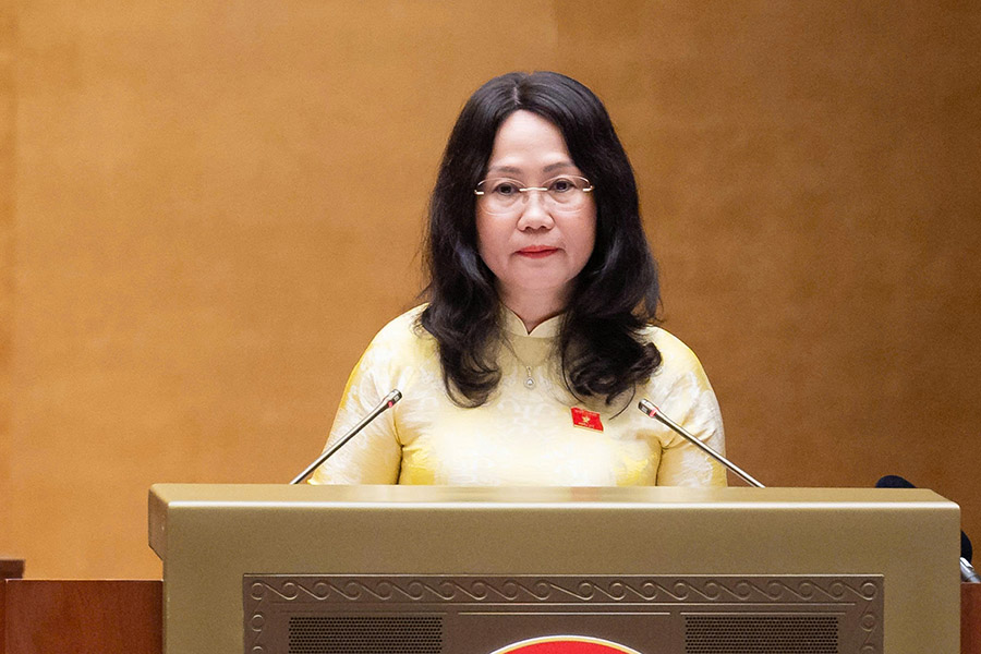 Member of the Party Central Committee, Minister of Culture, Sports and Tourism Lam Thi Phuong Thanh presents the report on the Draft Law amending and supplementing a number of articles of the Publishing Law. Photo: Media. quochoi. vn