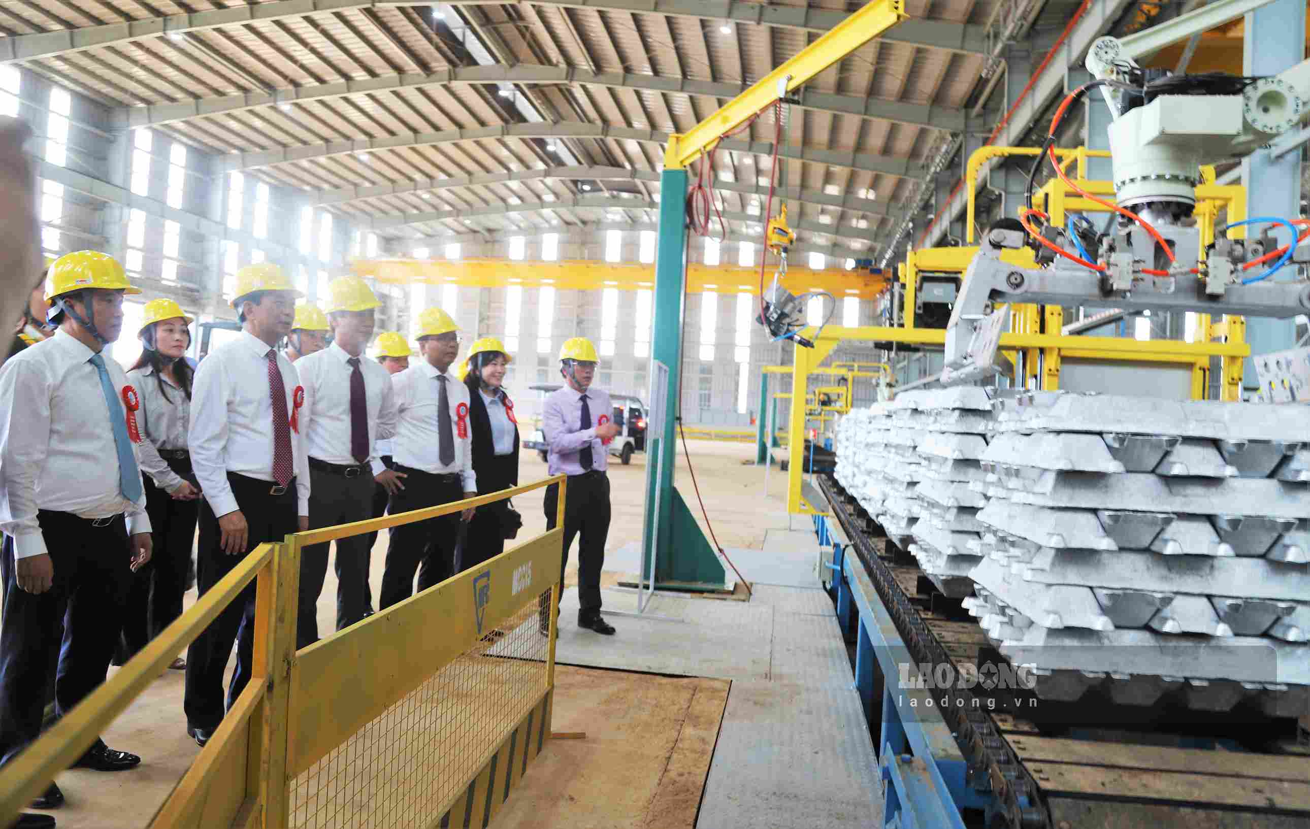 Tỉnh Lâm Đồng vừa tổ chức công bố sản phẩm nhôm thỏi đầu tiên của Việt Nam vào ngày 27.7. Ảnh: Phúc Khánh