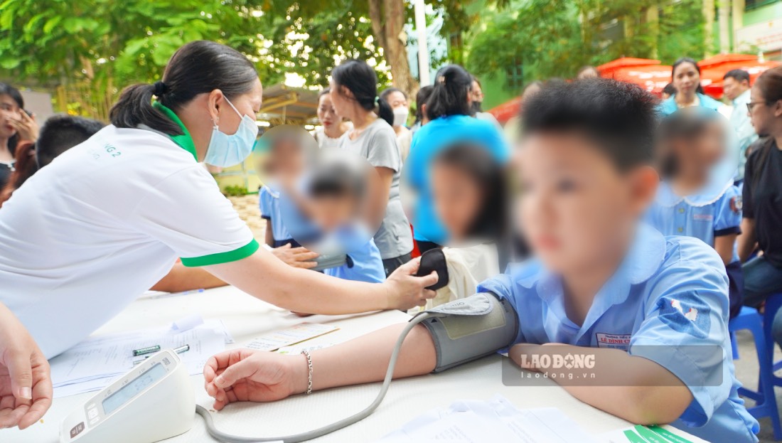 Más de 600 estudiantes de la escuela primaria Le Dinh Chinh fueron examinados de forma general por médicos del Hospital Infantil 2 y se les realizó una detección de enfermedades gratuita en la escuela. Foto: Mai Anh.