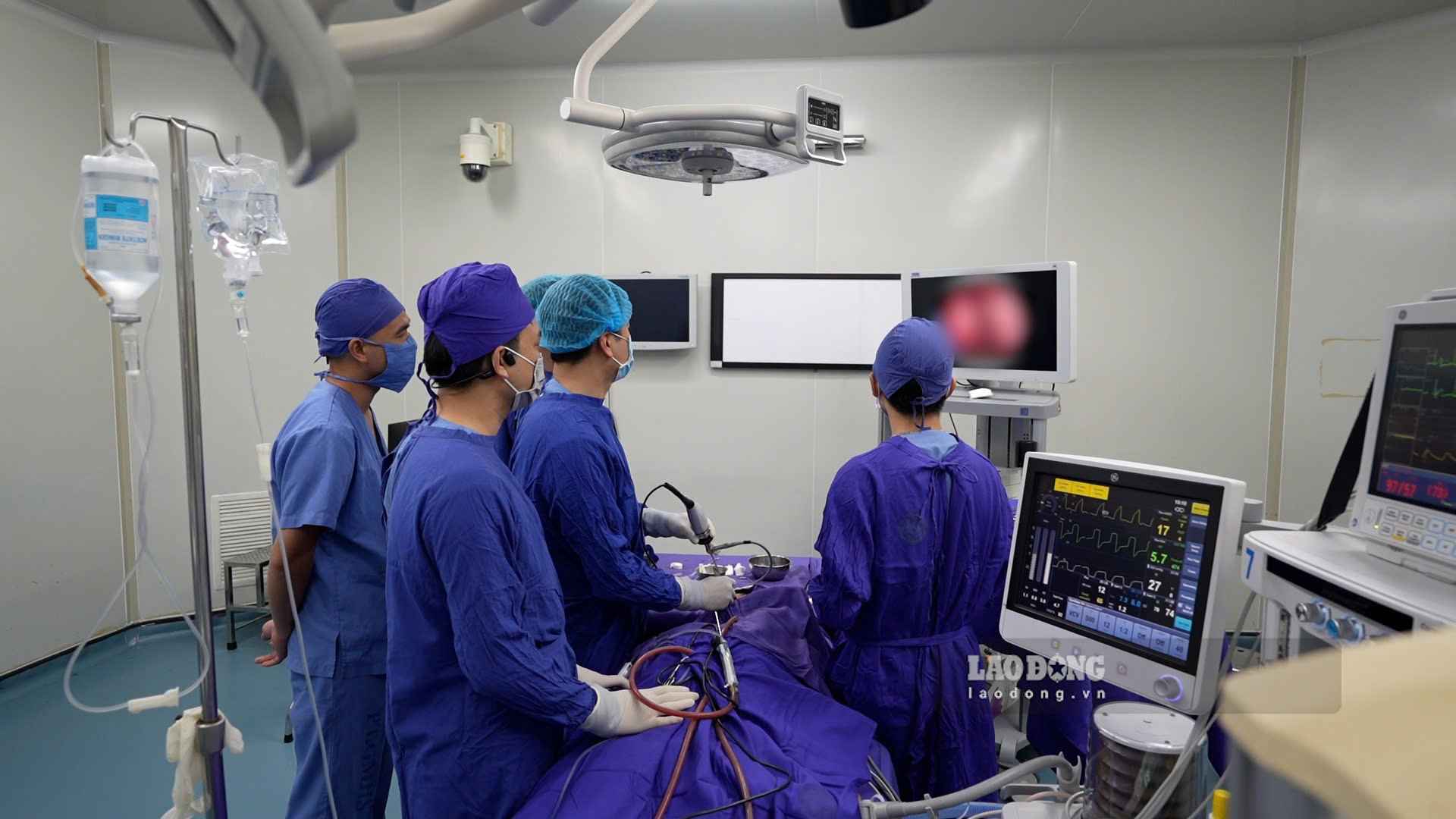 Khoa Ung bướu, Bệnh viện Tai Mũi Họng Trung ương phẫu thuật khối u tế bào khổng lồ vùng mũi xoang cho nam bệnh nhân. Ảnh: Hạnh Thơm