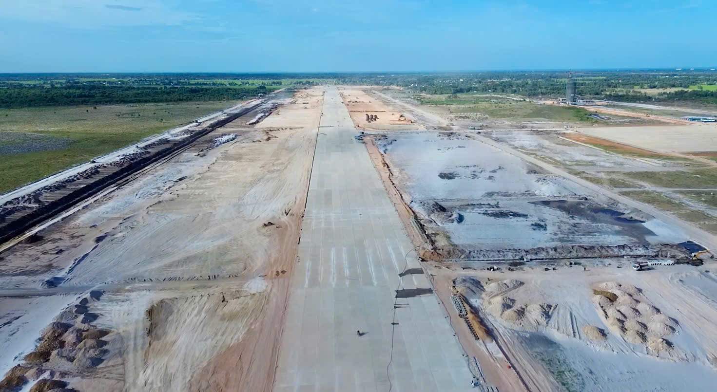 Đường cất hạ cánh và hạ tầng khu bay đã được hoàn thành. Ảnh: Anh Chiến