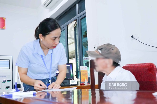Nghe An pilots cadre evaluation using KPI software from July 1. In the photo, people in Nghe An are guided to resolve administrative procedures. Photo: Duy Chuong