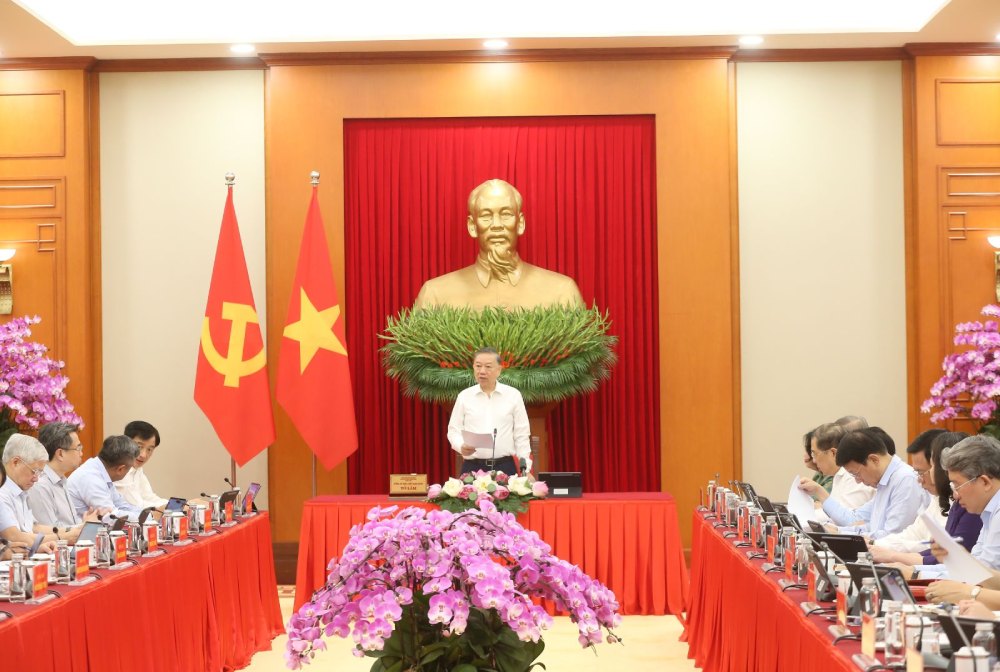 Tổng Bí thư, Chủ tịch nước Tô Lâm chủ trì Phiên họp thứ nhất Ban Chỉ đạo Trung ương về Tổng kết thực tiễn và nghiên cứu sửa đổi, bổ sung Điều lệ Đảng. Ảnh: Cổng TTĐT Đảng Cộng sản Việt Nam.