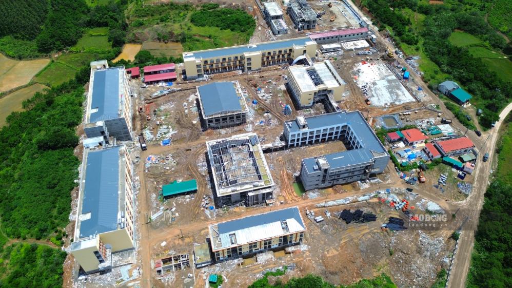 Boarding school has gradually taken shape, some building blocks have been painted. Photo: Khanh Linh