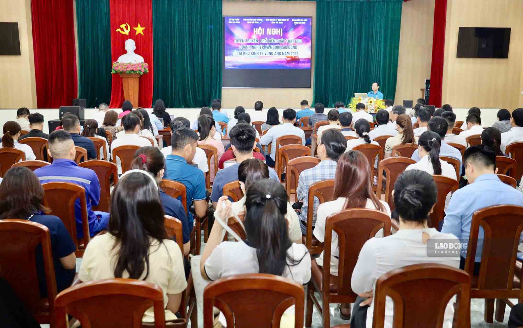 A conference to propagate and disseminate legal regulations in Ha Tinh, including the Law on Social Insurance, for business owners to comply with regulations on social insurance contributions and payments, ensuring the rights of employees. Photo: Tran Tuan