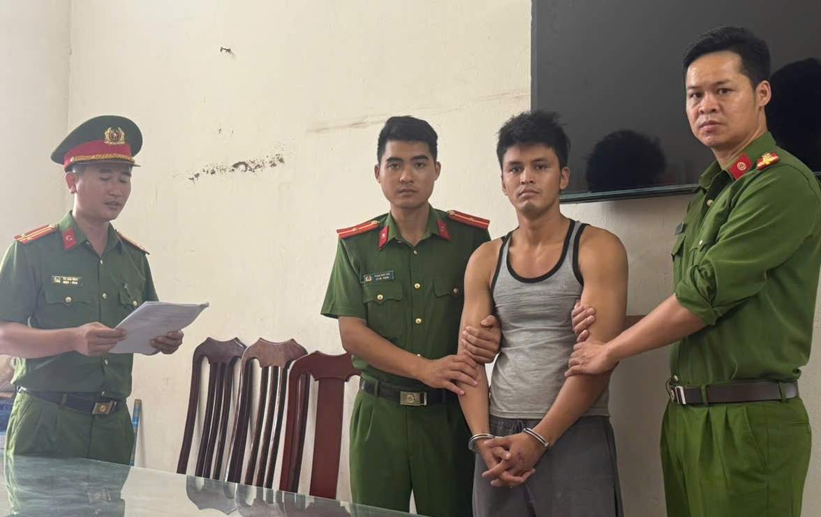 Công an xã Hưng Phú nhanh chóng bắt giữ đối tượng cướp giật tài sản. Ảnh: Công an tỉnh Hưng Yên
