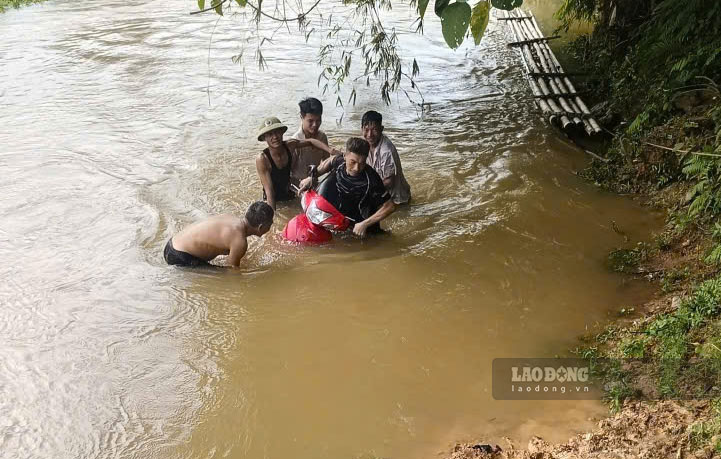 Functional forces found Mr. Son's car 1km from the accident site. Photo: Quynh Trang