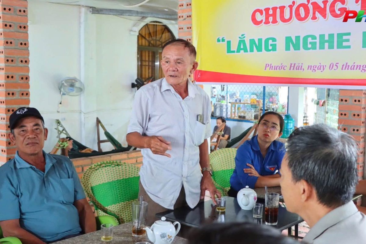 People in Phuoc Loi hamlet expressed their opinions at the meeting and dialogue with the Phuoc Hai commune government. Photo: TTCƯDVC Phuoc Hai