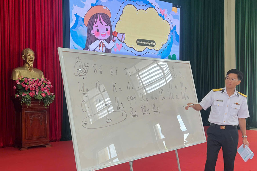 Thượng tá Bùi Đức Khánh - Phó Lữ đoàn trưởng, Tham mưu trưởng Lữ đoàn chia sẻ kinh nghiệm học tiếng Nga. Ảnh: Vùng 4 Hải quân