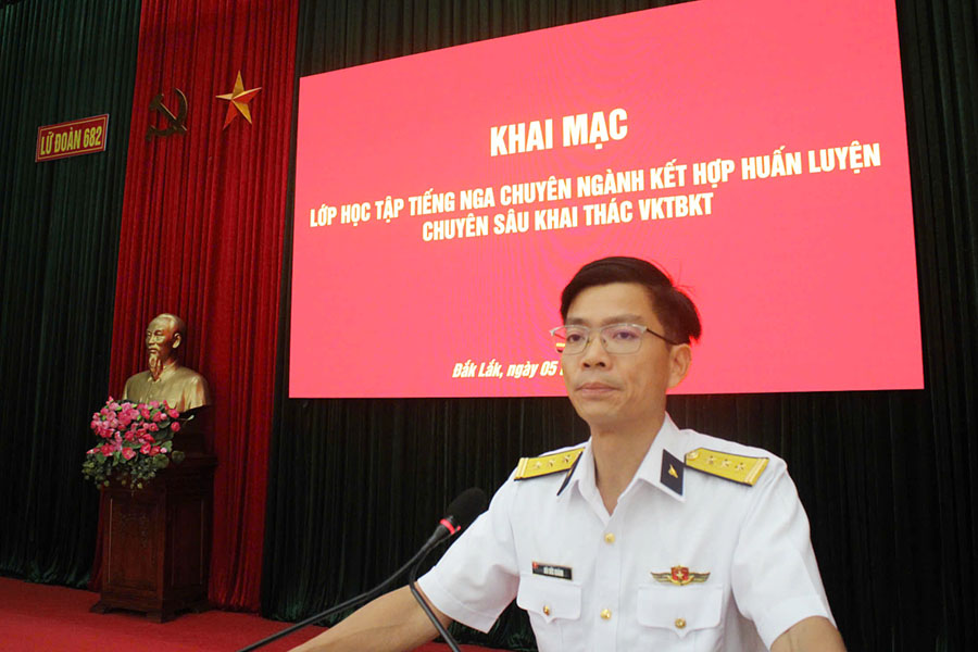 Le lieutenant-colonel Bui Duc Khanh - chef de brigade adjoint, chef d'état-major de la brigade 682 prononce le discours d'ouverture. Photo: 4e région navale