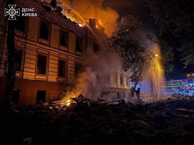 Rescuers are extinguishing a fire in a building after Russian missile attacks on Ukraine's capital Kiev in the early morning of July 19. Photo: AFP