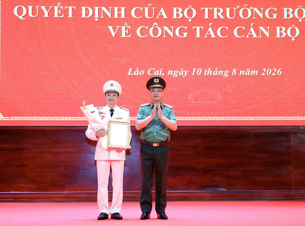 Le ministère de la Sécurité publique a remis la décision de mutation et de nomination du colonel Trịnh Khắc Cường au poste de directeur de la police provinciale de Lào Cai. Photo: Portail d'information électronique de Lào Cai