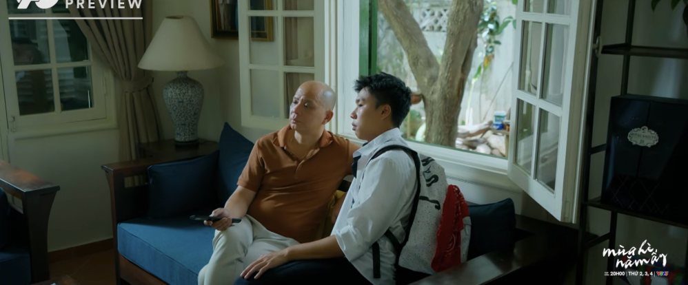 Long năn nỉ bố mẹ giúp gia đình Phương. Ảnh: VFC