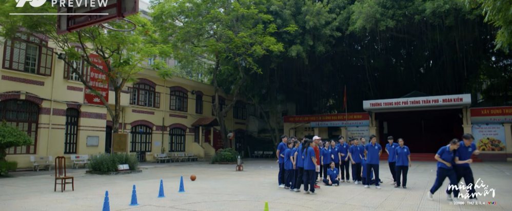 Ly tìm cách trốn tiết thể dục trong tập 3 phim “Mùa hè năm ấy“. Ảnh: VFC