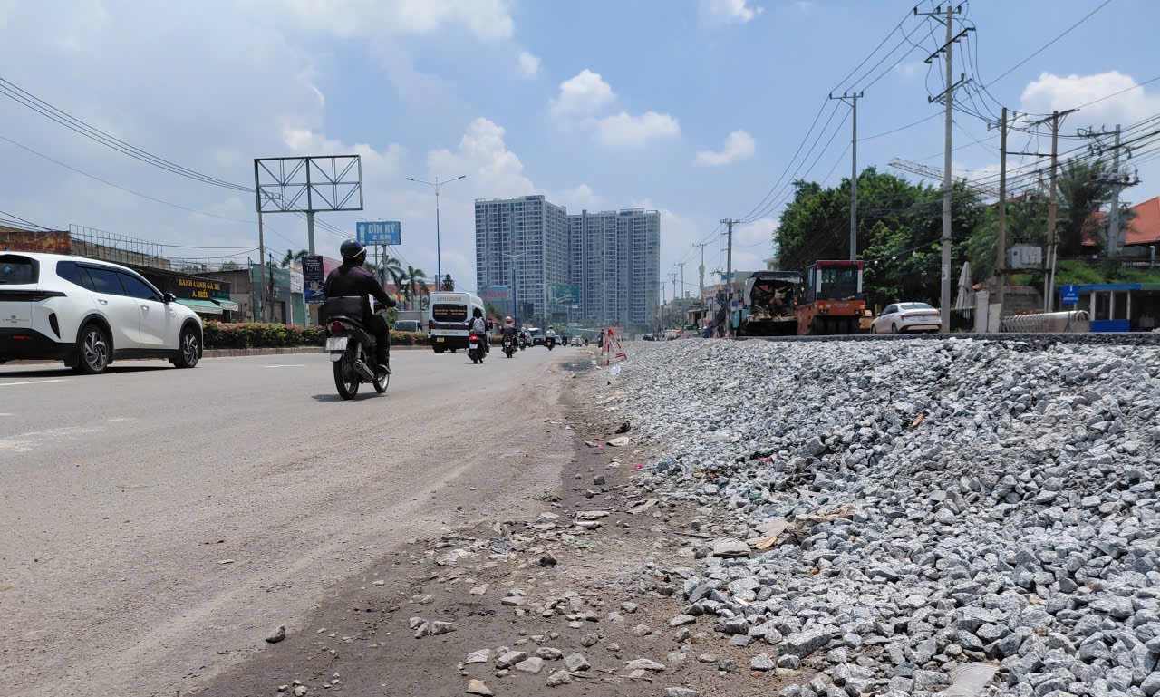 Dự án mở rộng Quốc lộ 13. Ảnh: Đình Trọng